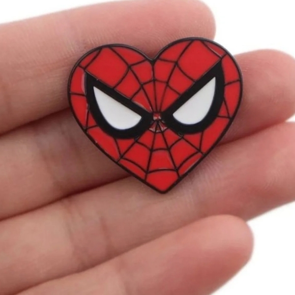 Spiderman Heart Brooch/pin - Picture 6 of 6
